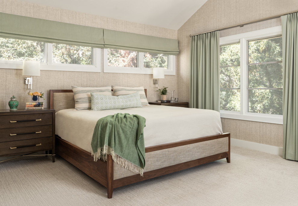 Klassisches Hauptschlafzimmer mit beiger Wandfarbe, Teppichboden, Tapetenwänden und gewölbter Decke in San Francisco