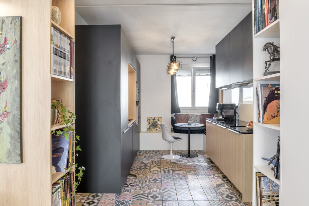 Inspiration pour cuisine ouverte in U With un évier encastré, un placard à porte affleurante, des portes de placard noires, un plan de travail en quartz, une crédence blanche, une crédence en carreau de verre, un électroménager en acier inoxydable and plan de travail noir.