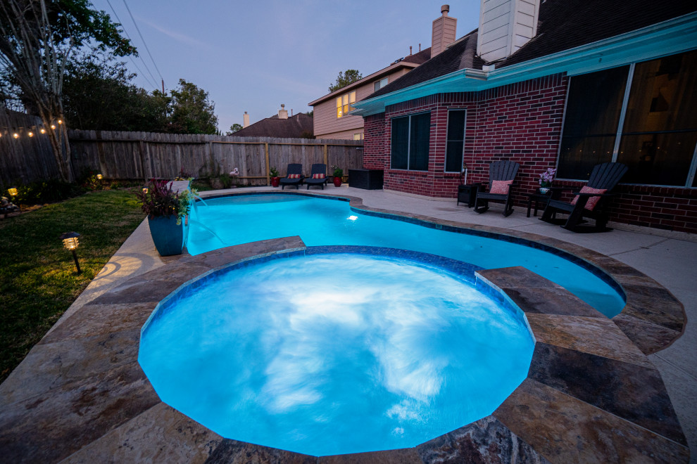 Imagen de piscina exótica de tamaño medio a medida en patio trasero con entablado