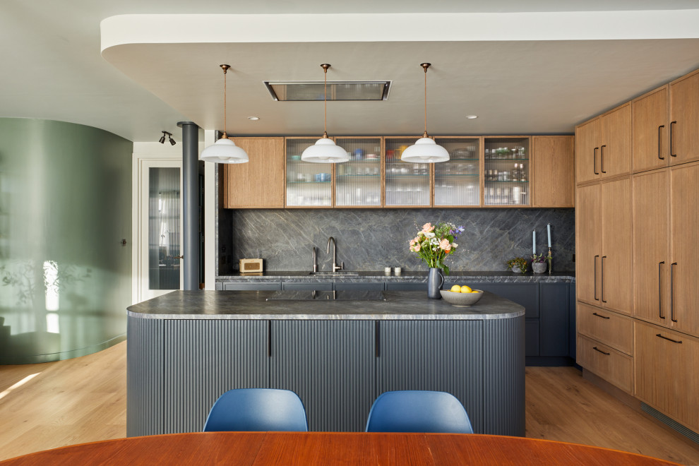 Идея дизайна: большая угловая кухня-гостиная в современном стиле с фасадами с утопленной филенкой и островом