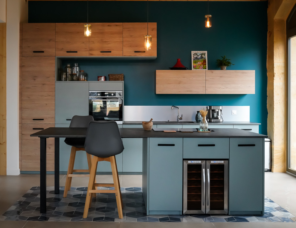 Foto di una cucina minimalista di medie dimensioni con lavello integrato, ante blu, paraspruzzi a effetto metallico, elettrodomestici in acciaio inossidabile, pavimento con piastrelle in ceramica, pavimento blu, top grigio e travi a vista