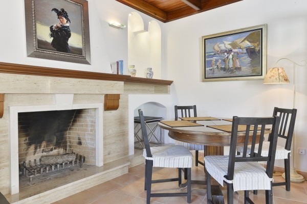 Modelo de comedor de estilo de casa de campo de tamaño medio abierto con paredes blancas y todas las chimeneas