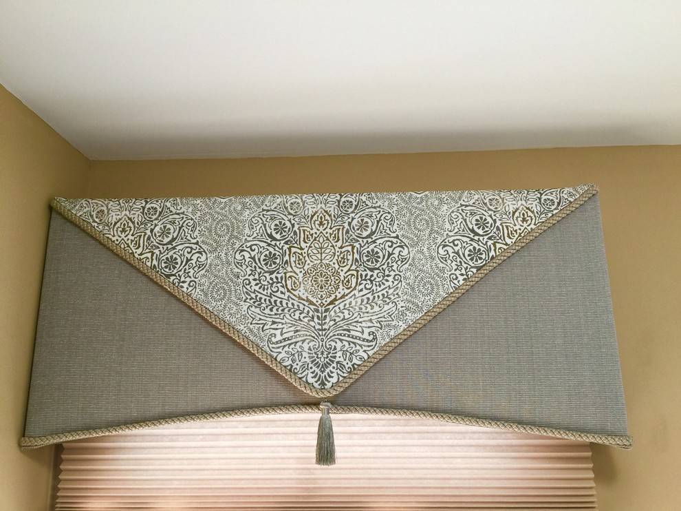 Example of a transitional home design design in Chicago