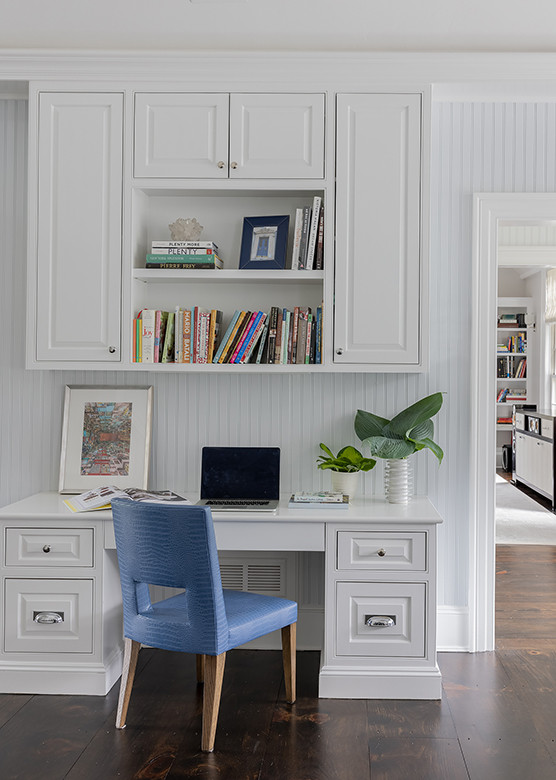 Idee per uno studio classico con pareti bianche, parquet scuro, scrivania autoportante, pavimento marrone e pareti in perlinato