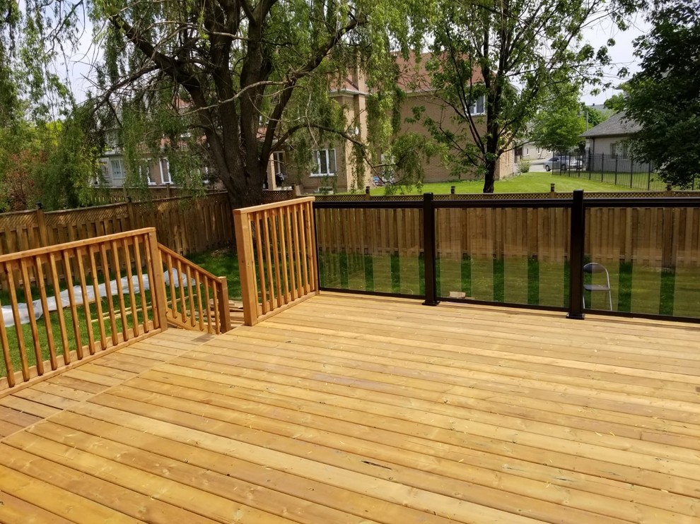 Inspiration for a transitional deck remodel in Toronto