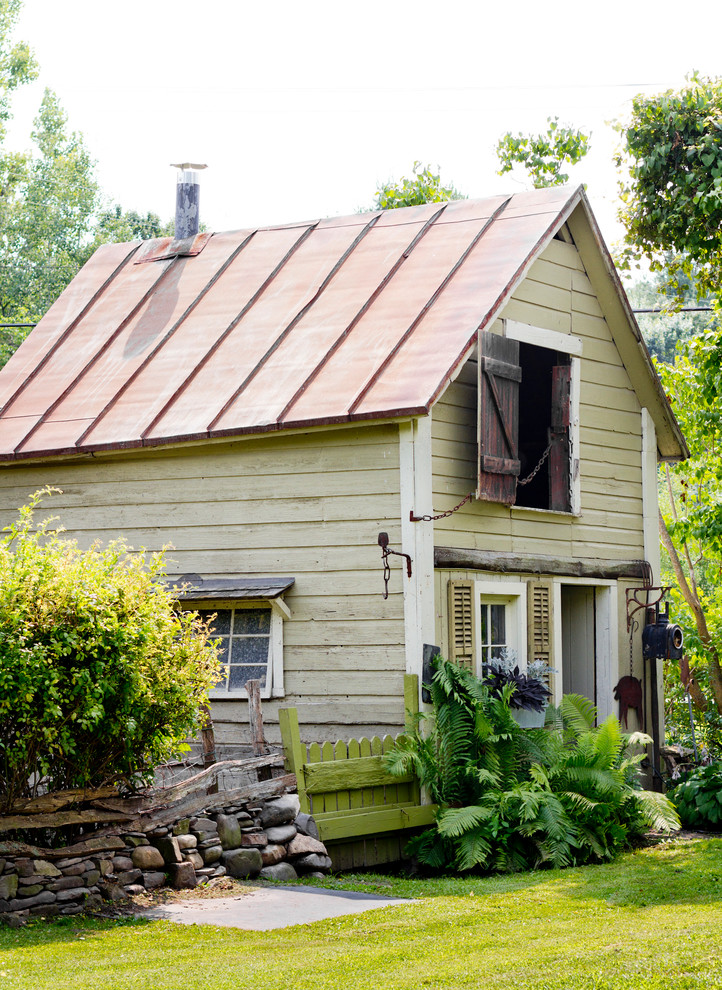 Example of a cottage exterior home design in New York