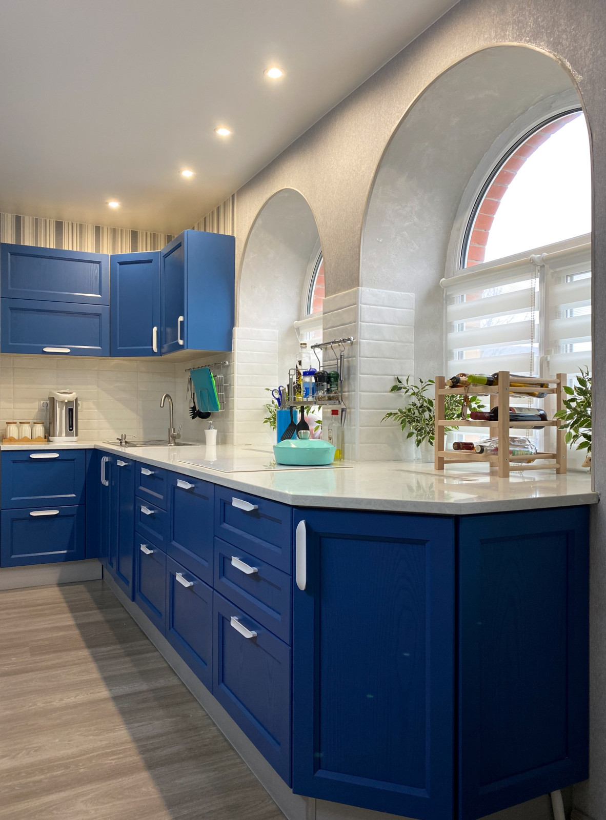 Кухня неоклассического стиля в ярких цветах