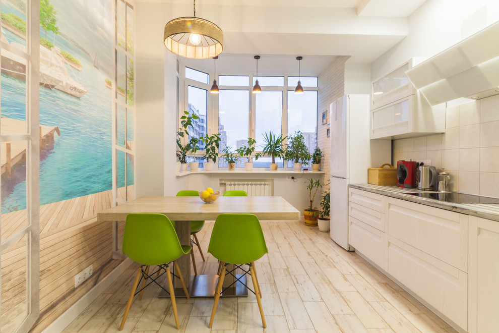 Просторная трехкомнатная квартира с приятным разноуровневым освещением в минимал