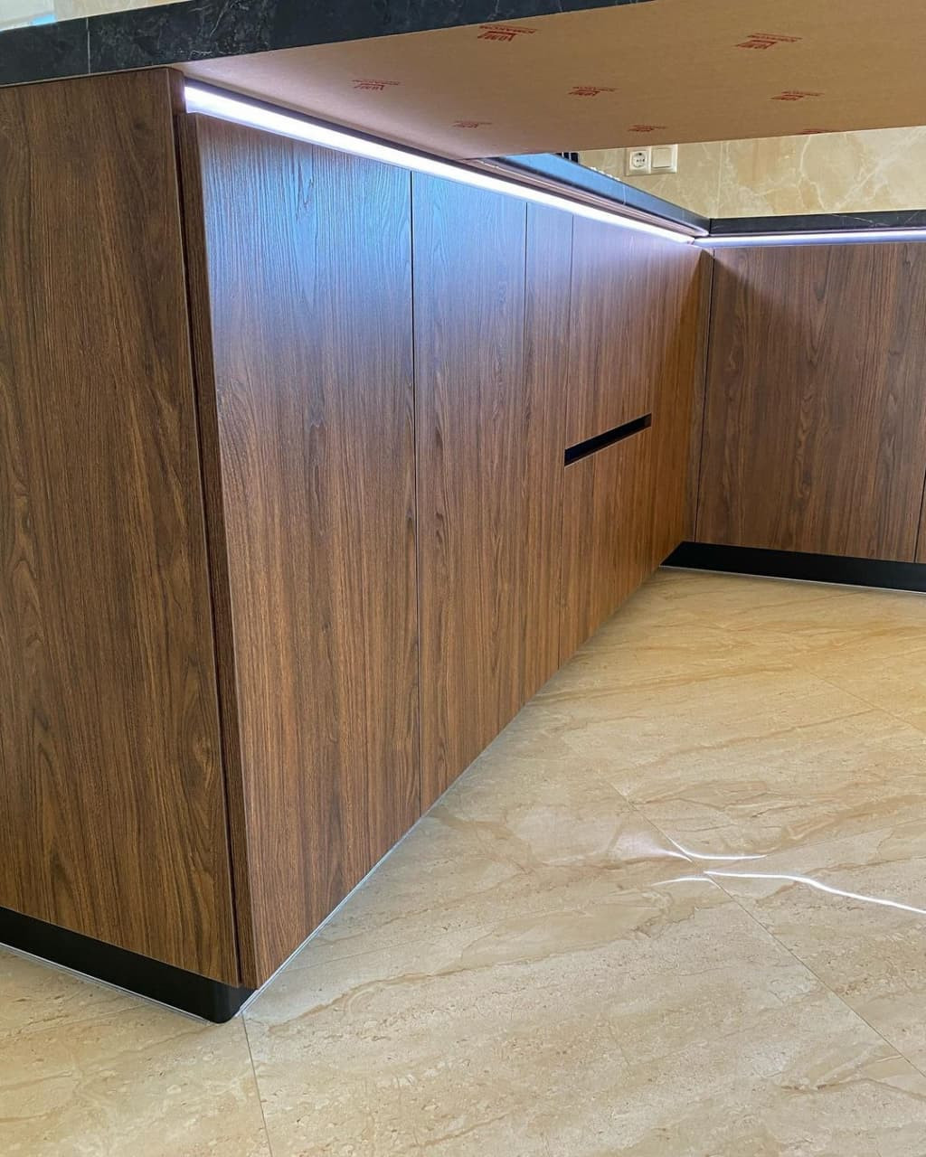 Большая темная кухня с барной стойкой в частный дом