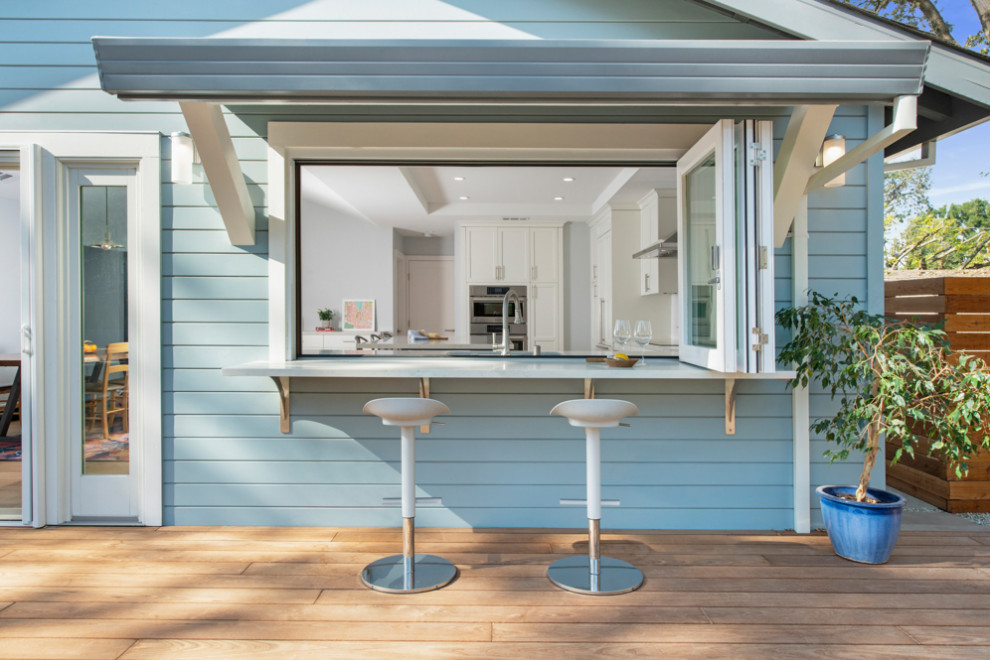 This is an example of a mid-sized transitional deck in San Francisco.