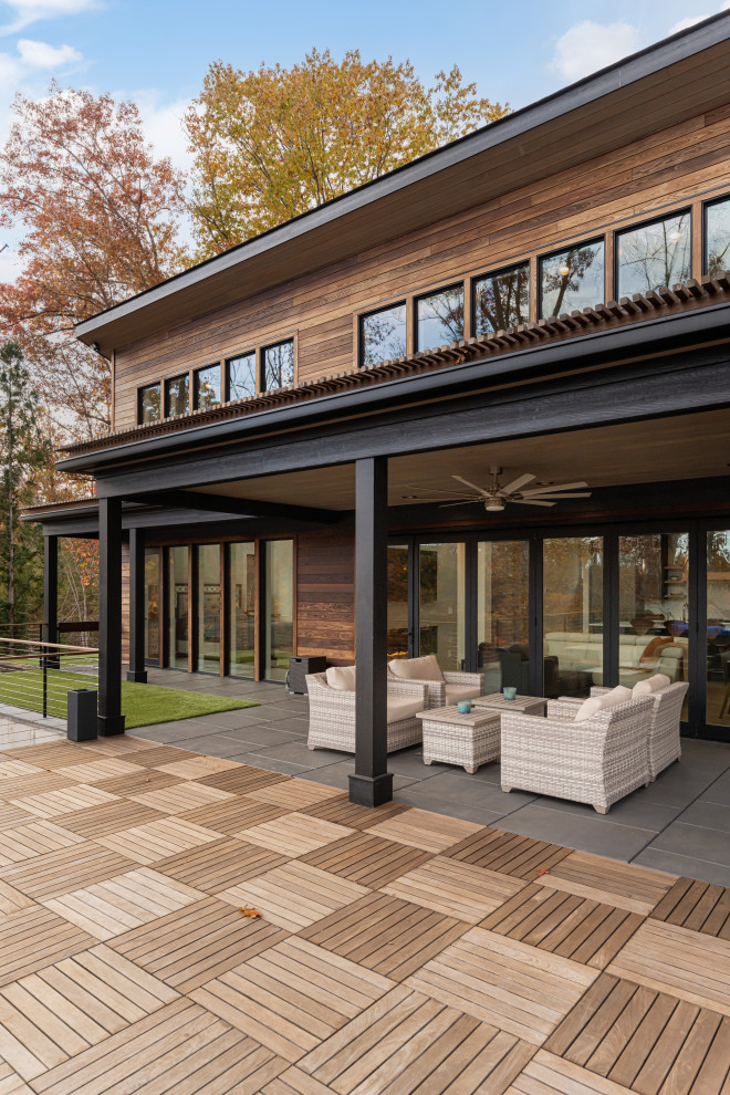 Diseño de terraza planta baja moderna pequeña en patio trasero y anexo de casas con barandilla de cable