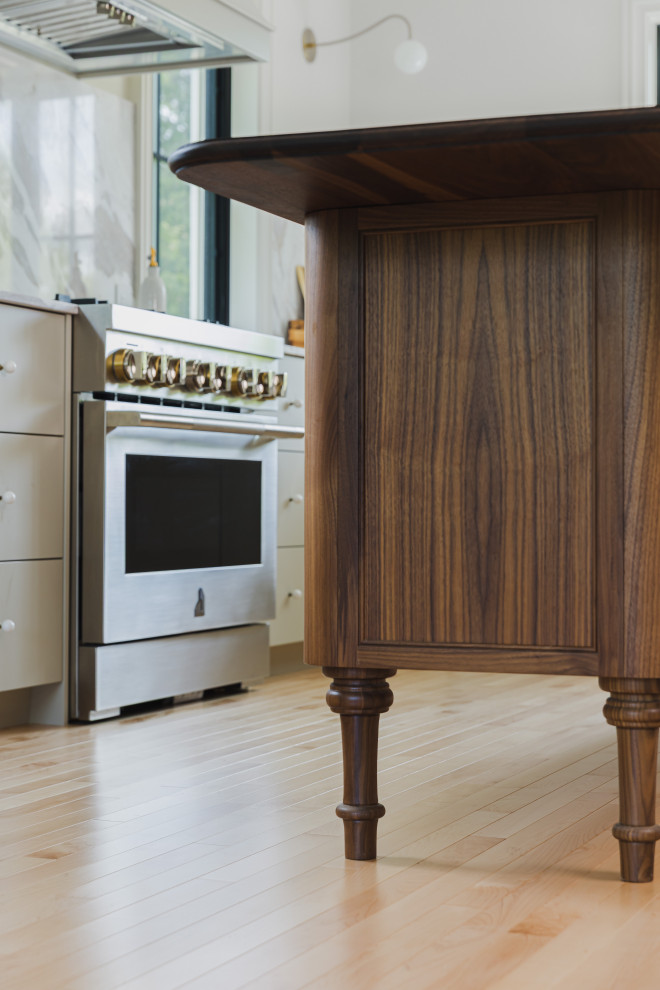 Transitional kitchen photo in Ottawa