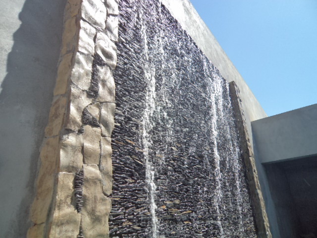 cascada contemporary-garden
