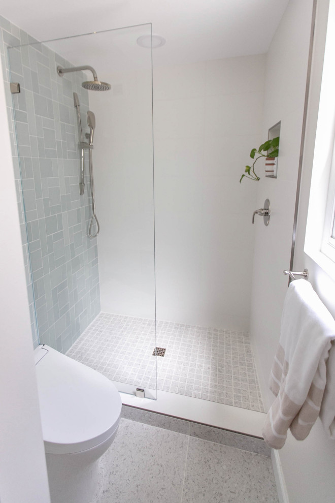 Exempel på ett litet 50 tals badrum med dusch, med skåp i mörkt trä, en öppen dusch, en bidé, grön kakel, keramikplattor, vita väggar, terrazzogolv, ett piedestal handfat, grått golv och med dusch som är öppen