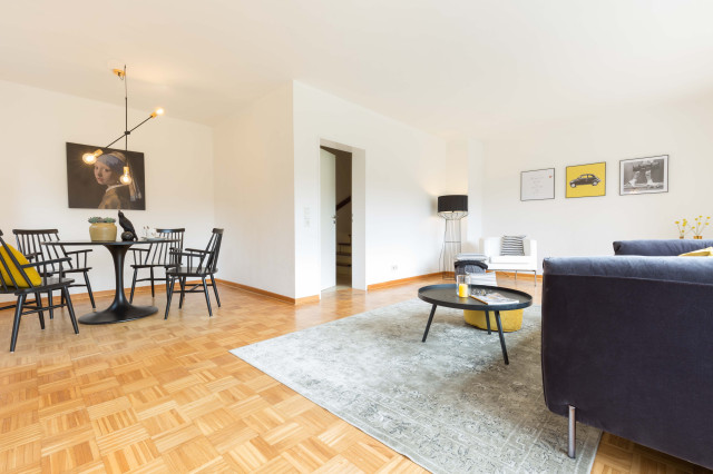 Ein Reihenhaus mit besonderem Farbkonzept family-room