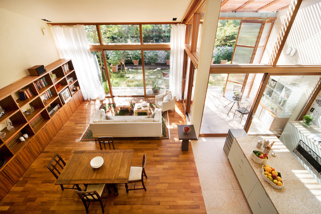 モンスーンルーバーの家 mid-century-wohnzimmer