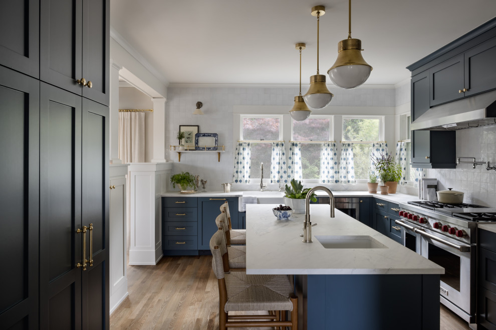 Kitchen - traditional kitchen idea in Seattle
