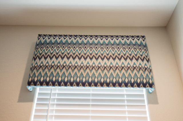 Levitated Spaces Custom cornice modern-volants