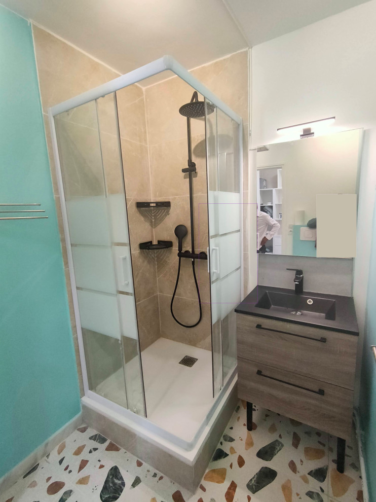 Modelo de cuarto de baño único y de pie contemporáneo pequeño con puertas de armario marrones, ducha esquinera, sanitario de pared, baldosas y/o azulejos beige, paredes azules, aseo y ducha y lavabo de seno grande