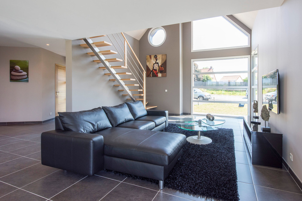 This is an example of a large contemporary living room in Lille.