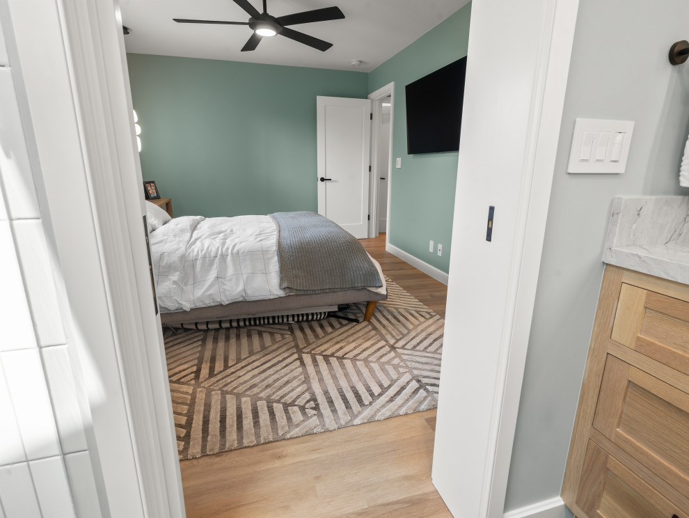 Cette image montre une chambre d'amis nordique de taille moyenne avec un mur blanc, un sol en vinyl, un sol beige et un plafond voûté.