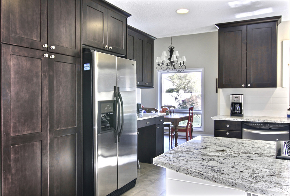 Kitchen - transitional kitchen idea in Phoenix