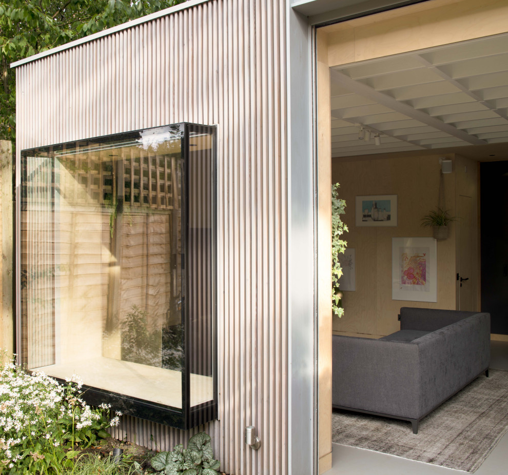 Photo of a contemporary shed and granny flat in London.