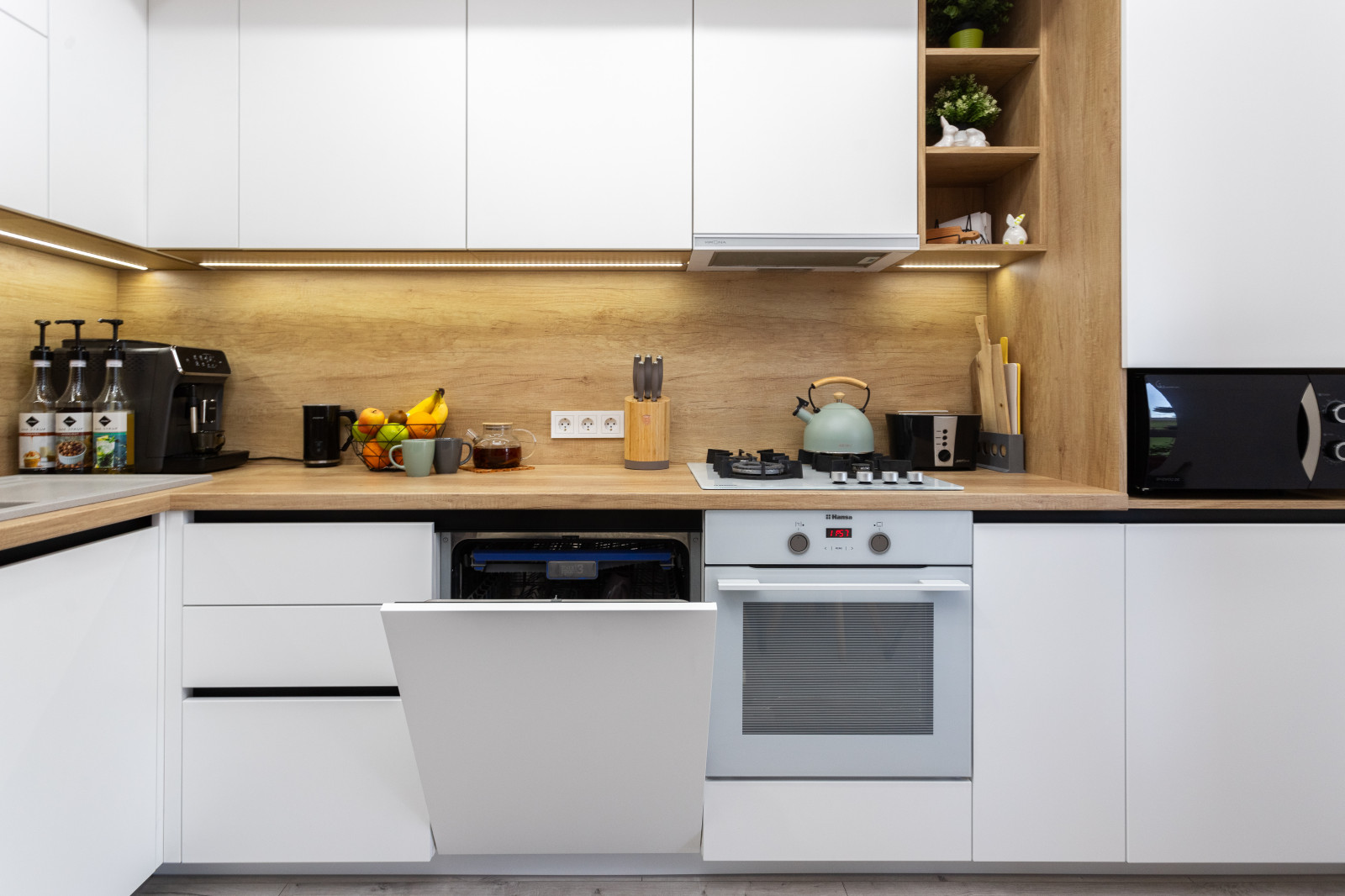 Кухня в современном стиле с витринами в Калининграде