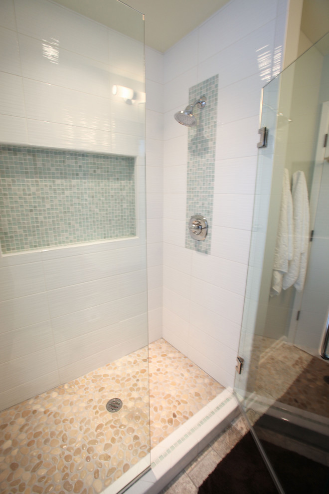 Idee per una stanza da bagno stile marinaro di medie dimensioni con ante lisce, ante in legno bruno, doccia alcova, WC a due pezzi, piastrelle bianche, piastrelle in ceramica, pareti blu e pavimento in travertino