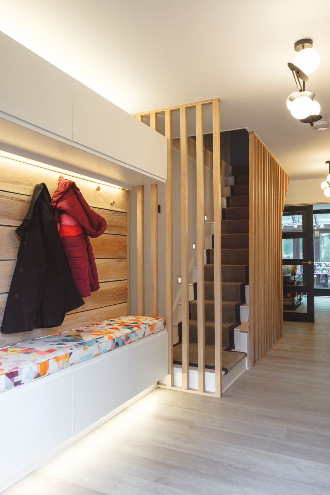 Gerades, Mittelgroßes Modernes Treppengeländer Holz mit Teppich-Treppenstufen, Teppich-Setzstufen und Holzwänden in Berkshire