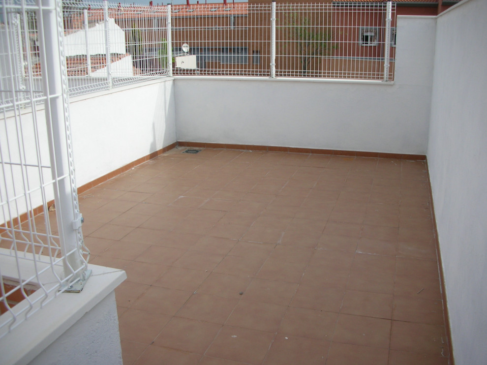 Ejemplo de terraza minimalista de tamaño medio sin cubierta en azotea