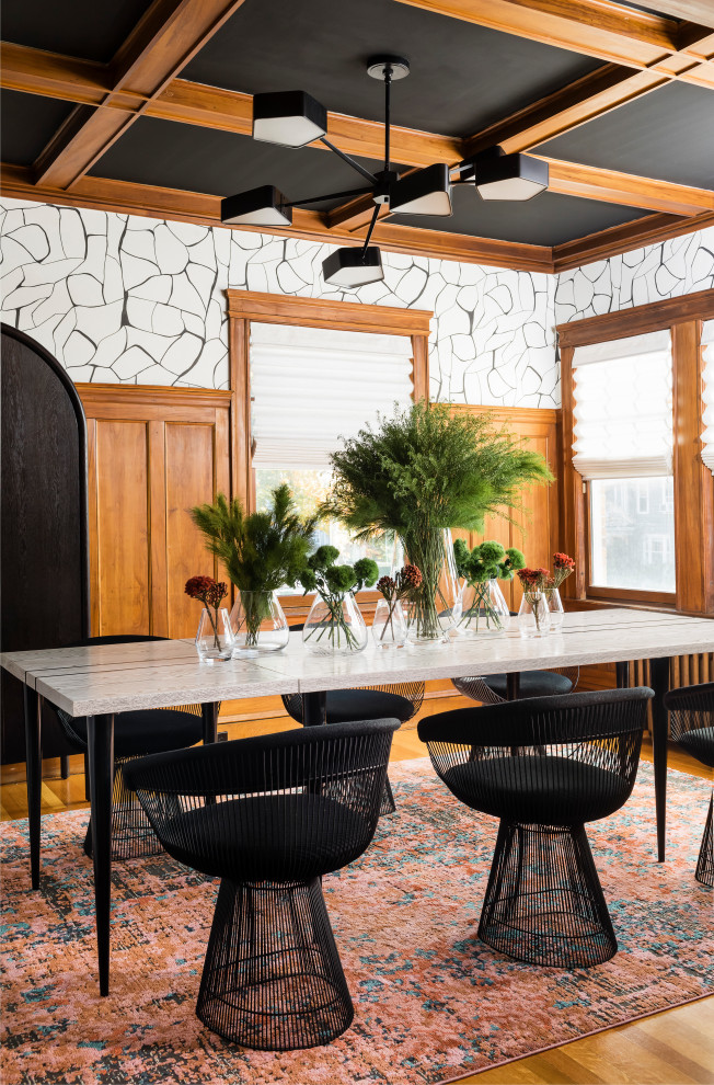 Esempio di una sala da pranzo chic chiusa con pareti multicolore, pavimento in legno massello medio, pavimento marrone, soffitto a cassettoni, soffitto in legno e carta da parati