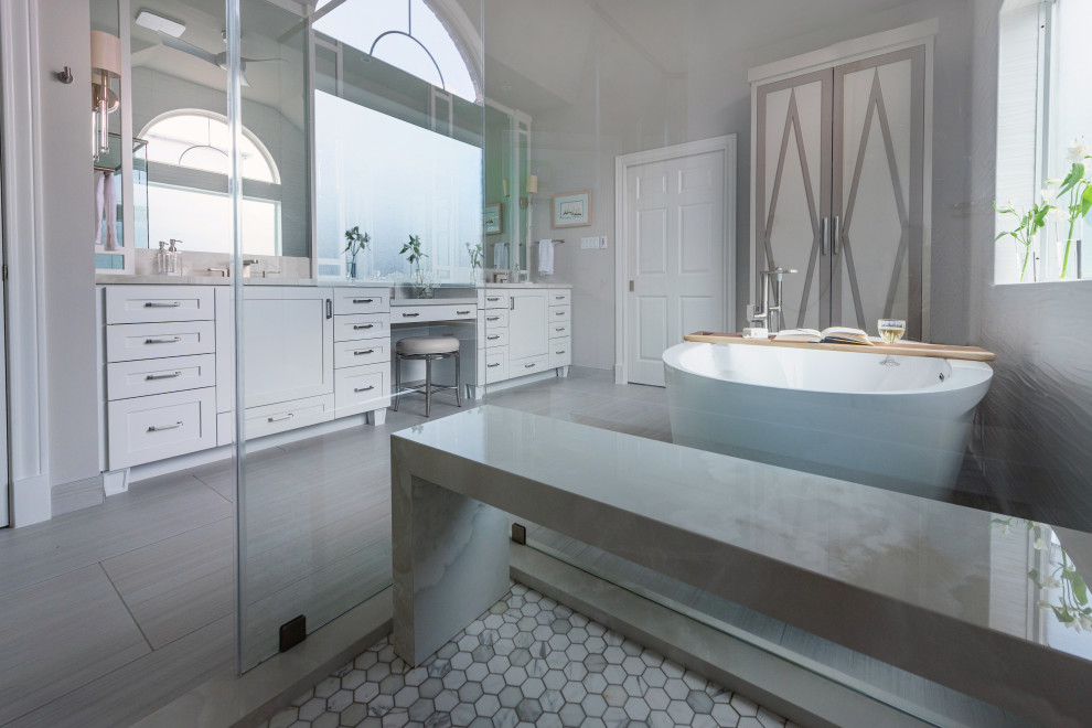 Großes Modernes Badezimmer En Suite mit Schrankfronten im Shaker-Stil, weißen Schränken, freistehender Badewanne, grauem Boden und Doppelwaschbecken in Houston