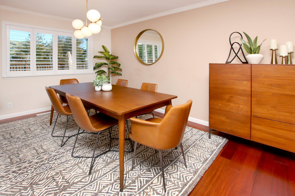 Esempio di una sala da pranzo minimalista di medie dimensioni con pareti beige, parquet scuro e pavimento rosso