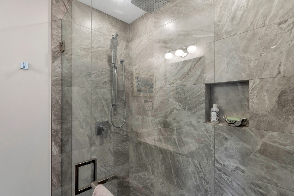 Idéer för små maritima vitt badrum med dusch, med luckor med lamellpanel, vita skåp, en dusch i en alkov, grå kakel, cementkakel, vita väggar, laminatbänkskiva, grått golv, en toalettstol med hel cisternkåpa, marmorgolv, ett nedsänkt handfat och dusch med gångjärnsdörr