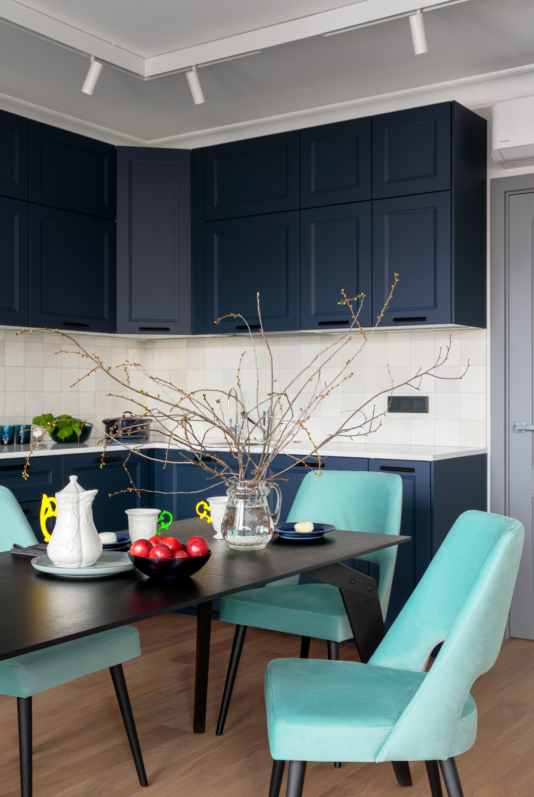 Квартира с синей кухней и детской комнатой