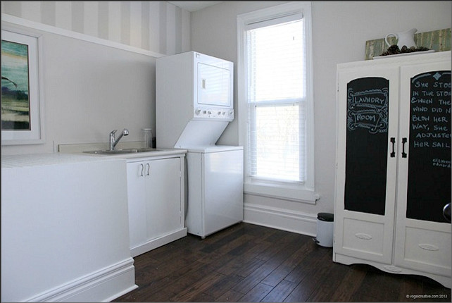 Design ideas for a traditional laundry room in Toronto.