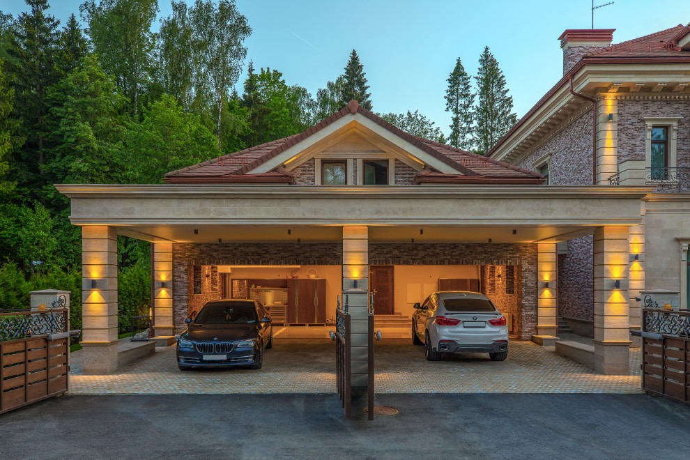 Inspiration för stora klassiska tillbyggda fyrbils garager och förråd, med entrétak
