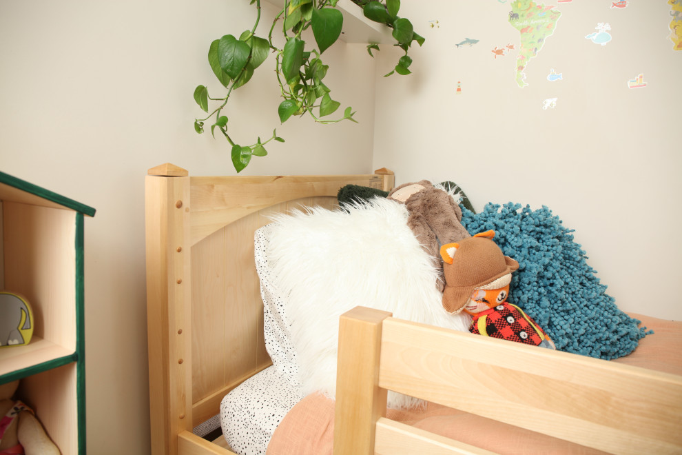 Modelo de dormitorio infantil de 1 a 3 años industrial pequeño con paredes verdes