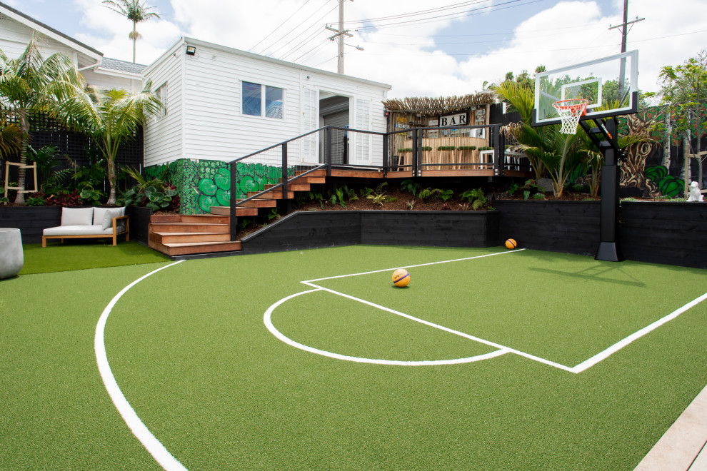 Foto di un campo sportivo esterno minimalista esposto in pieno sole di medie dimensioni e dietro casa