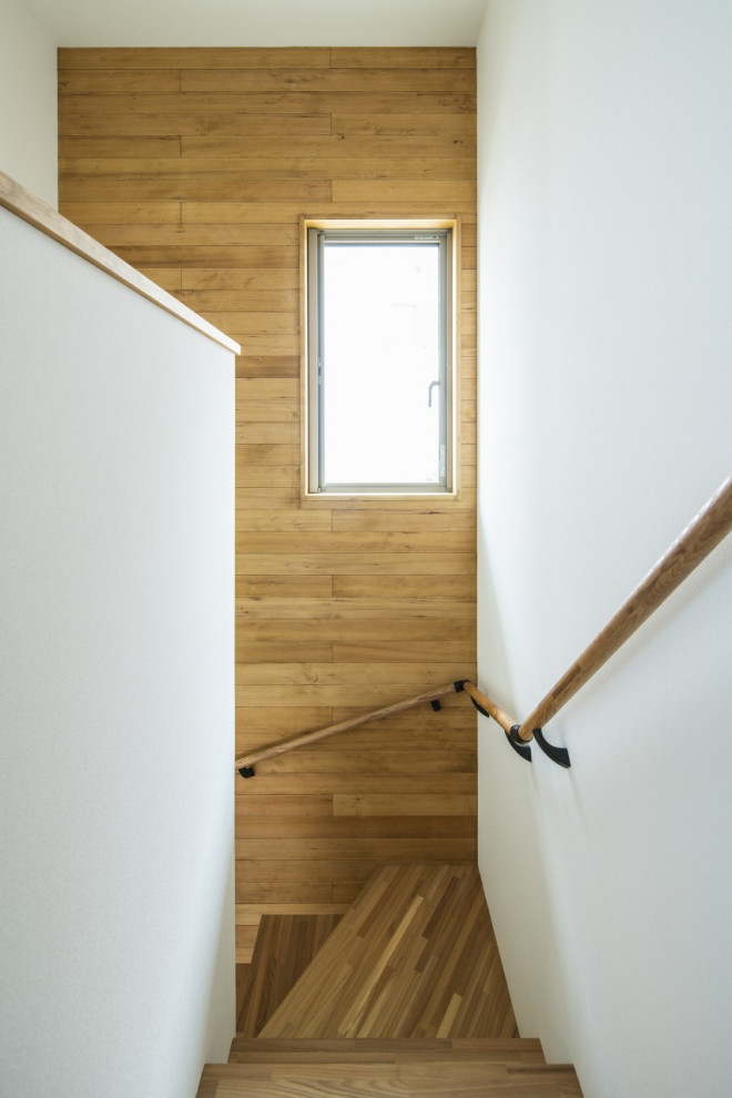 Источник вдохновения для домашнего уюта: изогнутая деревянная лестница среднего размера в стиле модернизм с деревянными ступенями, деревянными перилами, обоями на стенах и кладовкой или шкафом под ней