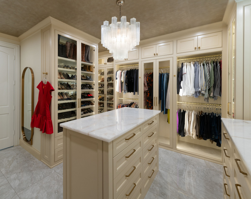 Idées déco pour un grand dressing classique neutre avec un placard à porte affleurante, des portes de placard beiges, un sol en marbre, un sol blanc et un plafond en papier peint.