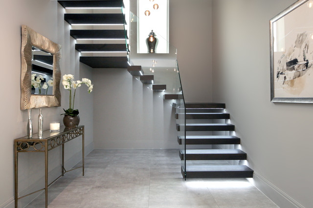 Floating treads staircase with glass balustrades to the stairs and top landing contemporain-escalier
