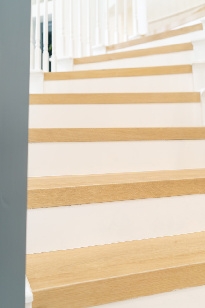 Idéer för att renovera en stor retro svängd trappa i akryl, med sättsteg i betong och räcke i trä