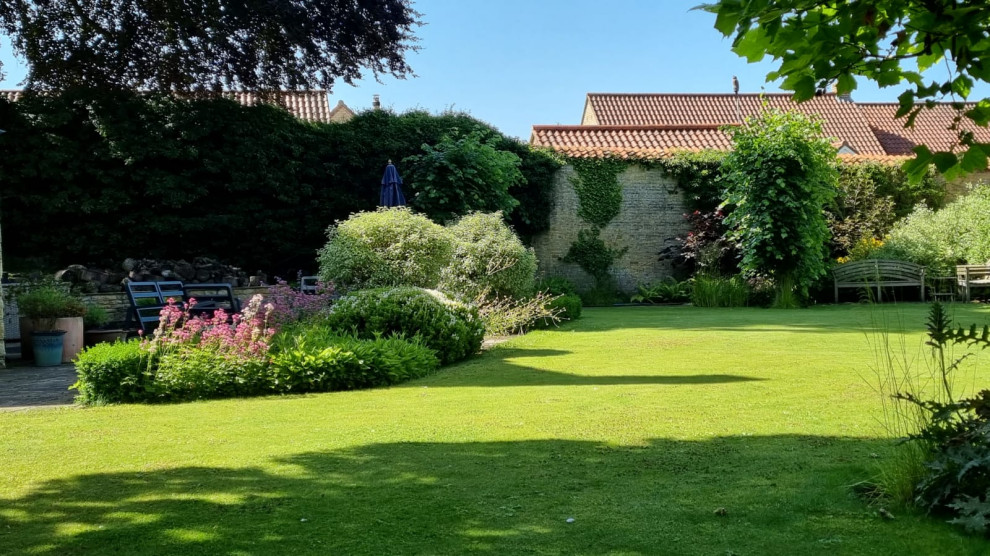 Photo of a large classic garden in Hertfordshire.