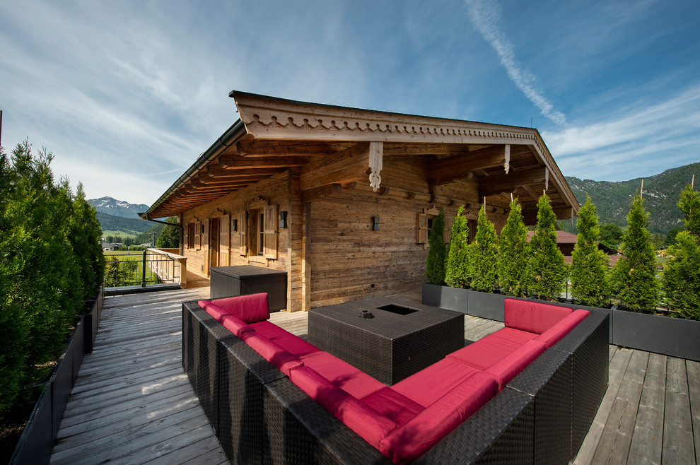 Expansive farmhouse roof terrace in Nuremberg with a living wall and no cover.