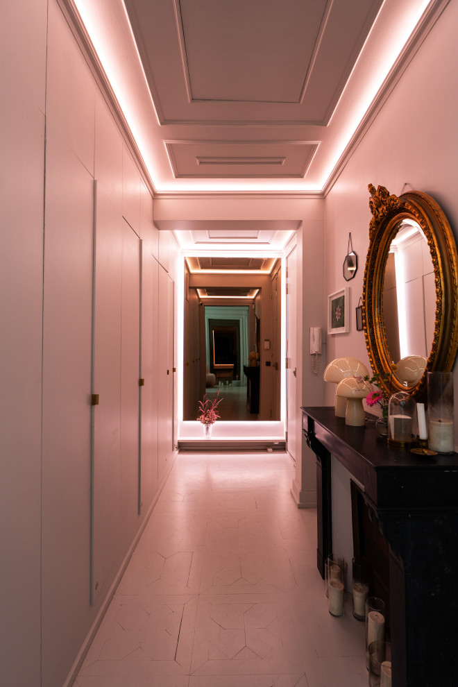 Идея дизайна: большой коридор в стиле фьюжн с серыми стенами, деревянным полом и серым полом