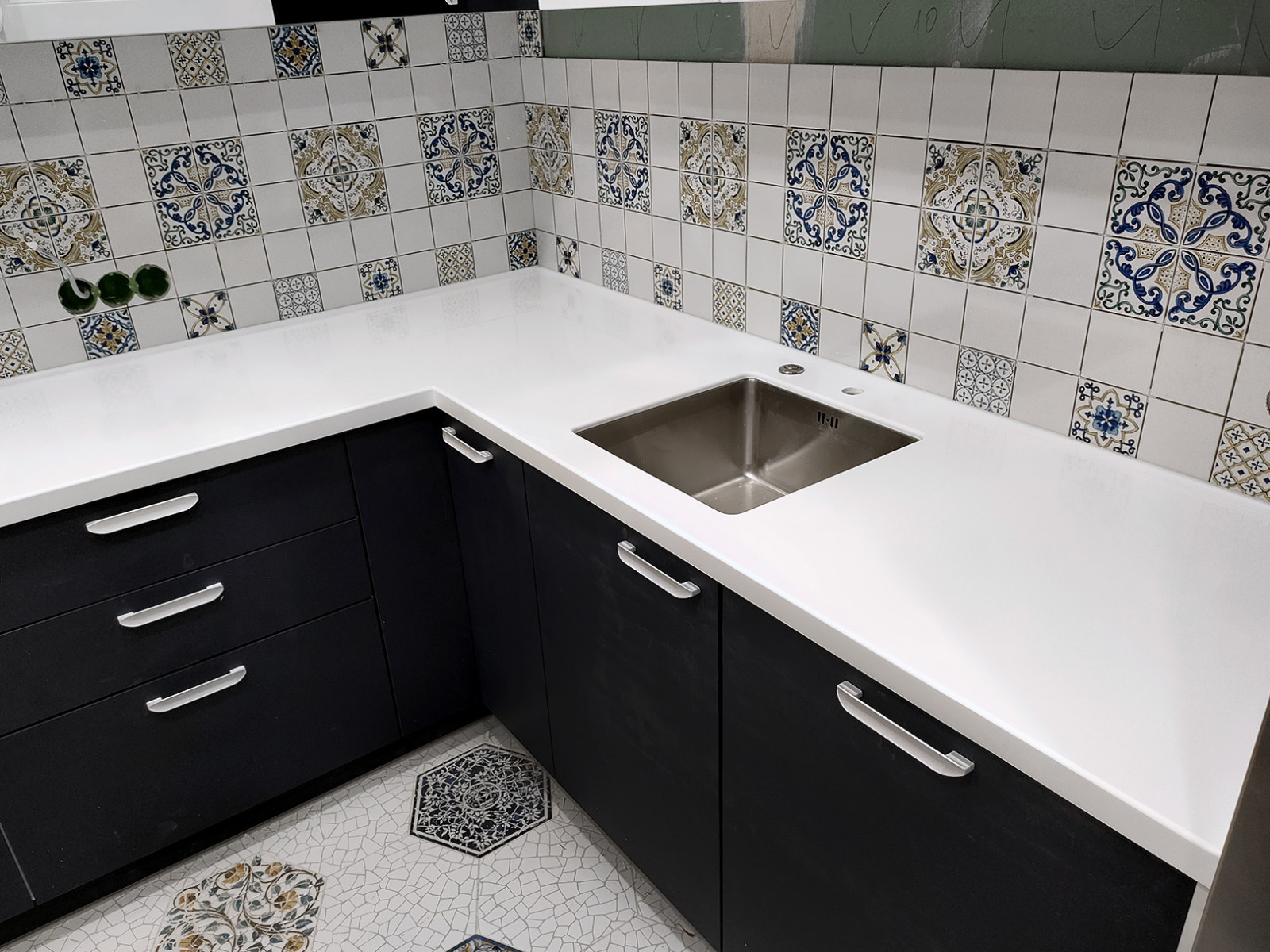 Столешница и кухонный остров из искусственного камня Staron