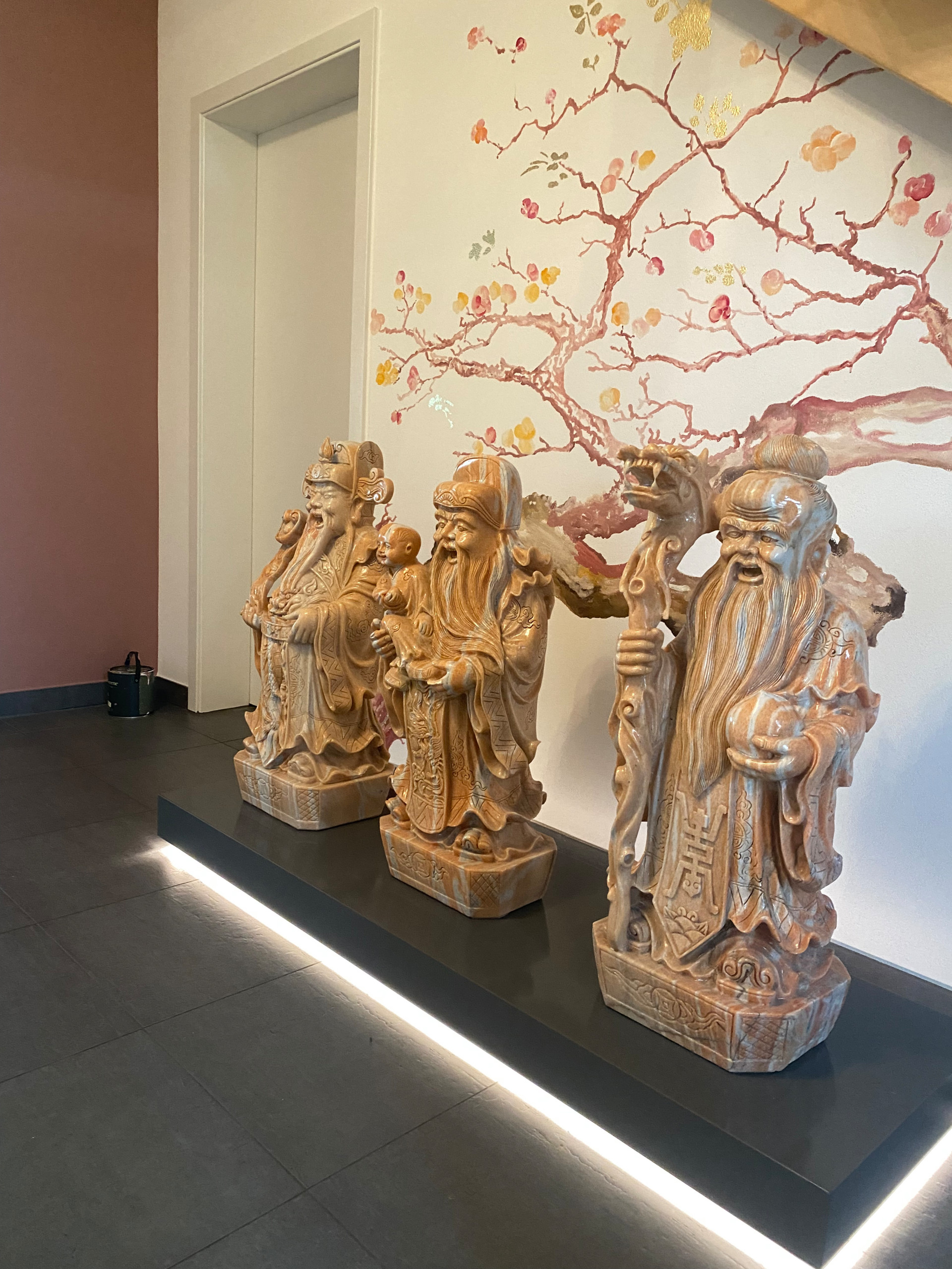 Kunstgemälde und 3 asiatischen Skulpturen