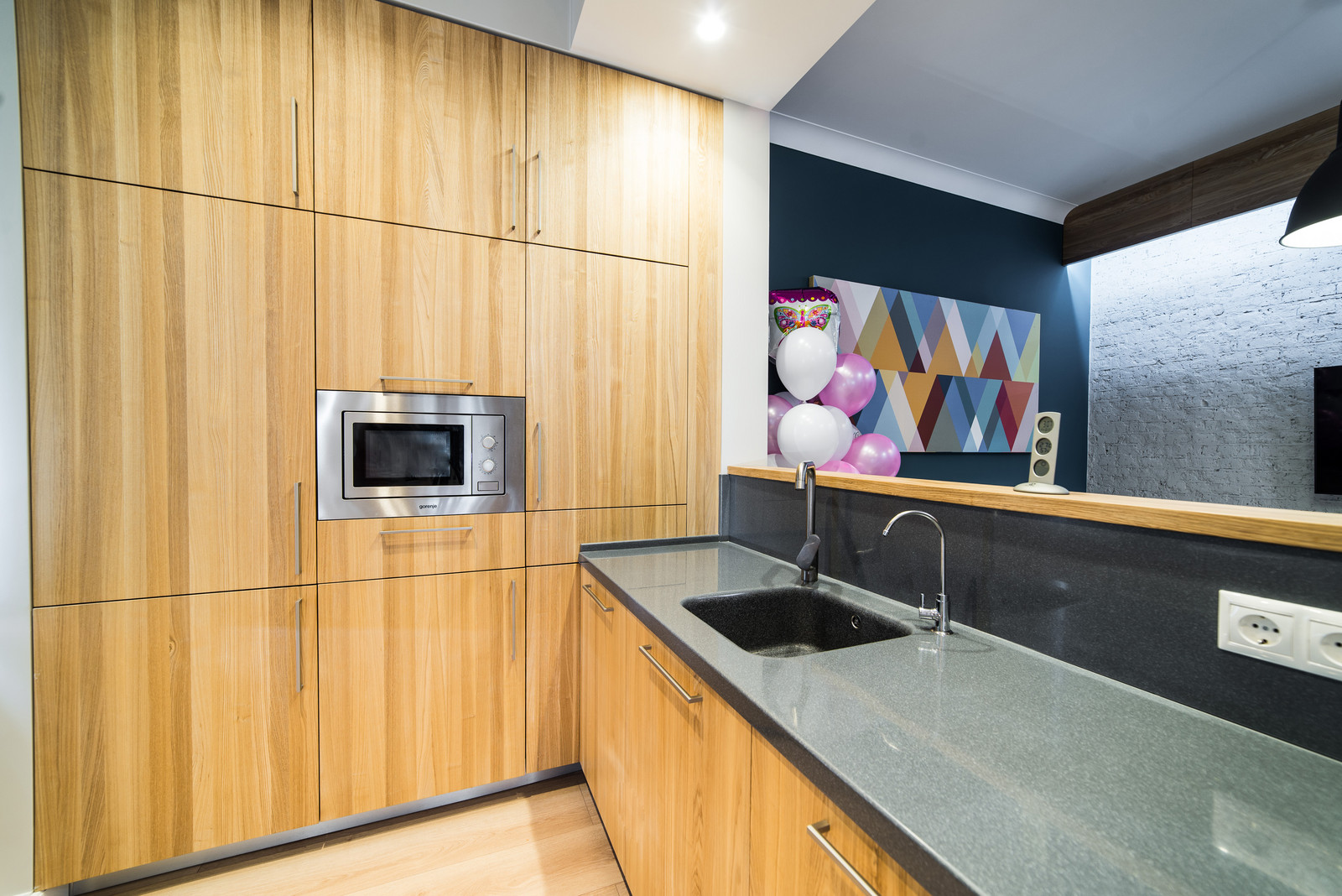 Кухня в современном стиле с фасадами из массива